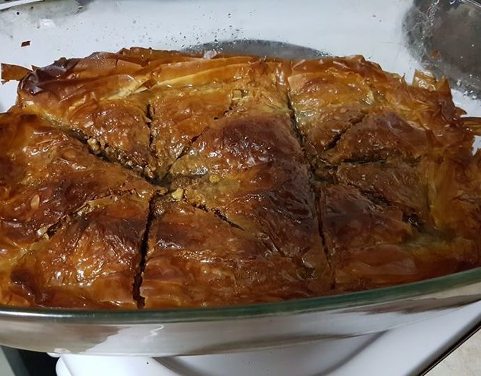 Σιροπιαστό γλυκό “σαν μπακλαβάς”