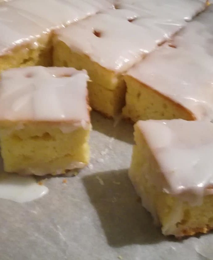 Κέικ με γλάσο λεμόνι