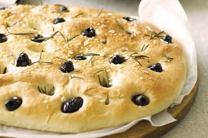 Φοκάτσια (focaccia) με ελιές και δενδρολίβανο