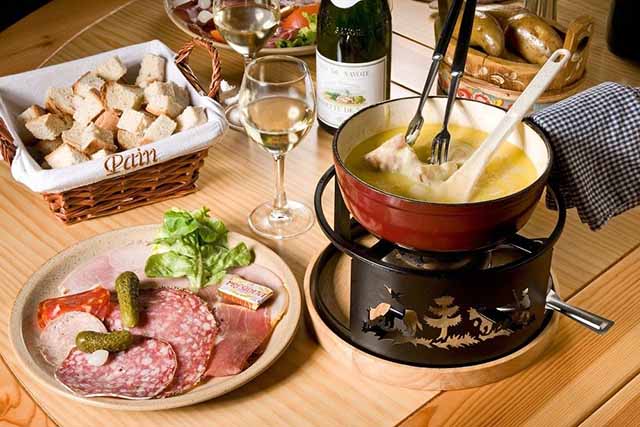 Πώς φτιάχνουμε ωραίο φοντύ τυριών  (fondue)
