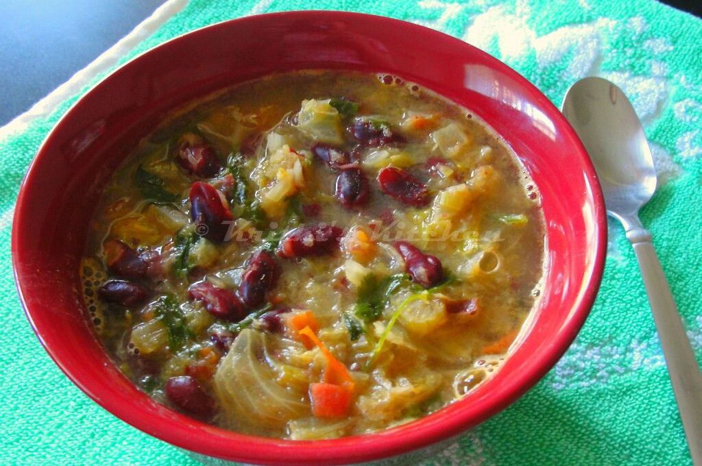Σούπα με μαρούλι και κόκκινα φασόλια