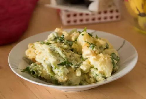 Σαλάτα με απλή πατάτα ή γλυκοπατάτα